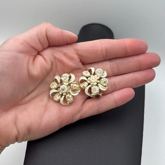 Vintage gold tone ivory swirl and iridescent aurora borealis clip earrings beach - Picture 10 of 10